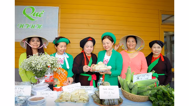 Des plats populaires vietnamiens présentés par des gens d’origine de Bac Ninh résidant en République tchèque lors du camp d'été. Photo : thoidai.com.vn