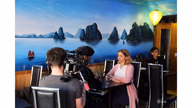Les peintures sur la baie de Ha Long servent l'équipe de tournage italienne. Photo : Vu Kim Thanh.