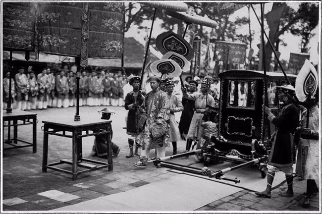 Photo prise lors d’une cérémonie de sacrifice de Nam Giao (sacrifice au Ciel et à la Terre sur le tertre du Nam Giao) sous la dynastie Nguyên. L’Esplanade de Nam Giao est un lieu où les rois des Nguyên organisaient des cérémonies de sacrifice au Ciel et à la Terre au printemps chaque année. Photo : danviet.vn