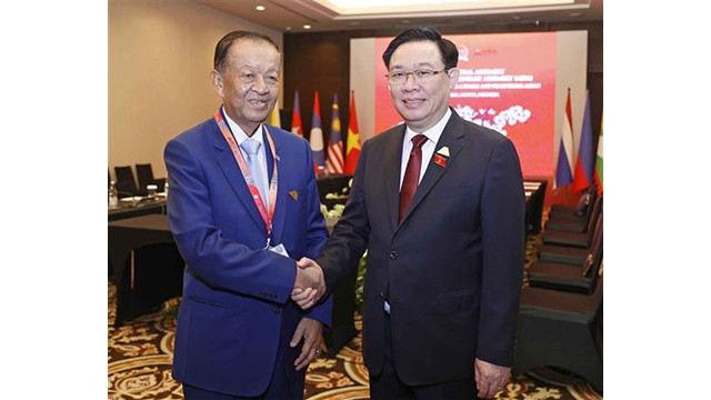 Le Président de l’Assemblée nationale vietnamienne (AN), Vuong Dinh Huê (à droite), et le Président de la Chambre des Représentants de Thaïlande, Wan Muhamad Noor Matha. Photo : VNA.