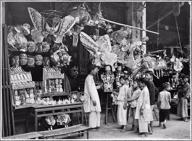 Des enfants de Hanoi se tiennent devant une boutique vendant des lanternes et des jouets traditionnels pendant la fête de la mi-automne. Photo : danviet.vn