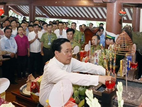 Le Président Vo Van Thuong dépose des fleurs et brûlé des bâtonnets d’encens à la mémoire du Président Hô Chi Minh. Photo : VNA.