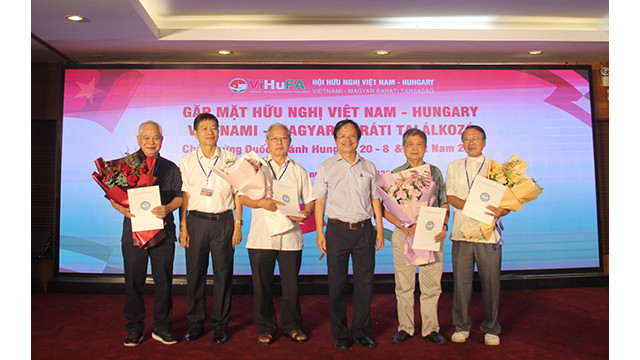 Les représentants de 4 nouvelles filiales d’amitié Vietnam - Hongrie lors de l'événement. Photo : thoidai.com.vn