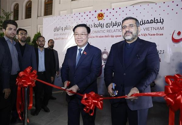 Le Président de l'Assemblée nationale Vuong Dinh Huê (à gauche) et le ministre iranien de la Culture et de l'Orientation islamique, Mohammad Mehdi Esmaili coupent la bande d'inauguration de l'événement. Photo : VNA.
