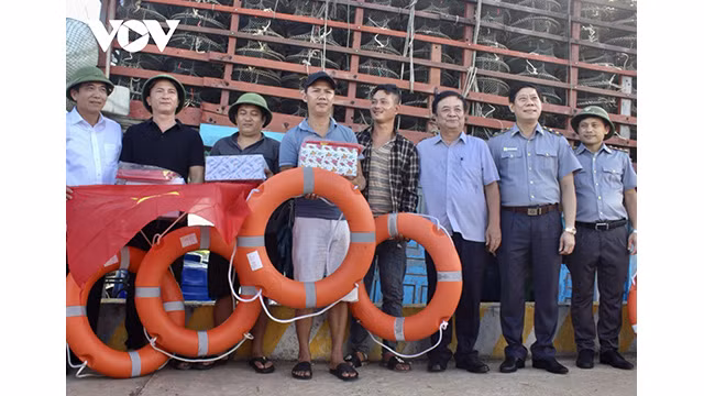 Le ministre de l'Agriculture et du Développement rural, Lê Minh Hoan, offre des cadeaux aux pêcheurs de la province de Quang Binh. Photo : VOV.