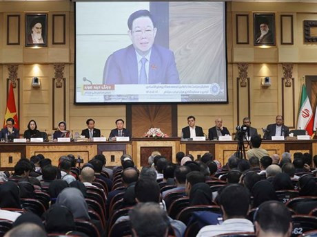 Le Président de l'Assemblée nationale du Vietnam, Vuong Dinh Huê, prend la parole lors du Forum politique et juridique pour la promotion de la coopération économique, commerciale et d'investissement entre le Vietnam et l'Iran. Photo : VNA.