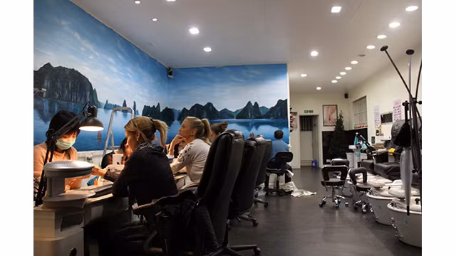 Les clients peuvent admirer des peintures de la baie de Ha Long pendant leur manucure. Photo : Vu Kim Thanh.