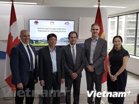 Le président du Comité populaire provincial de Cao Bang, Hoang Xuan Anh (2e à gauche) et des responsables d'Ontario. Photo : VNA