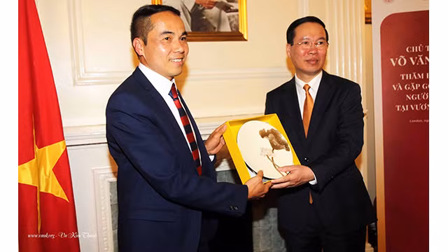 Le Président de Vo Van Thuong présente le 5 mai 2023 à Londres un cadeau de souvenir au professeur et docteur Nguyên Xuân Huân, président des intellectuels vietnamiens au Royaume-Uni et en Irlande. Photo : Nguyên Xuân Huân.
