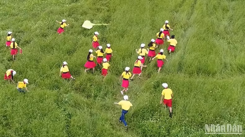 Le lancement de l’application « Môc Châu Tour » contribue à la transition numérique du district de Môc Châu. Photo : NDEL. Le lancement de l’application « Môc Châu Tour » contribue à la transition numérique du district de Môc Châu. Photo : NDEL.