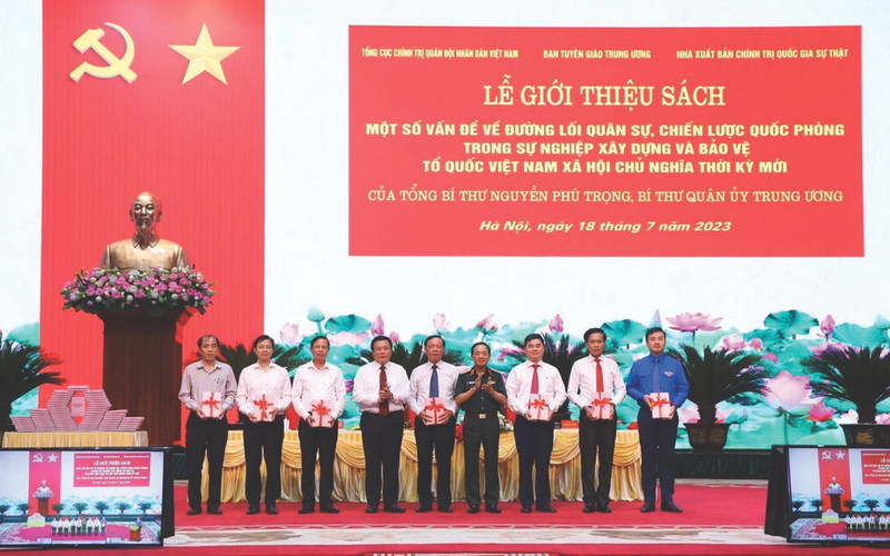 Cérémonie de présentation du livre du Secrétaire général Nguyên Phu Trong sur la politique militaire et la stratégie de défense du Vietnam, le 18 juillet à Hanoï. Photo : VNA/CVN. 