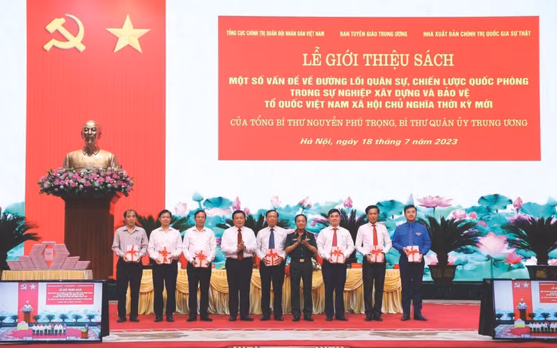 Cérémonie de présentation du livre du Secrétaire général Nguyên Phu Trong sur la politique militaire et la stratégie de défense du Vietnam, le 18 juillet à Hanoï. Photo : VNA/CVN. 