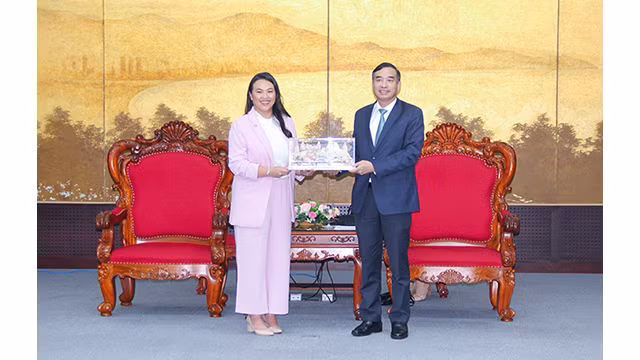 Le président du Comité populaire de la ville de Dà Nang, Lê Trung Chinh (à droite) et la maire d’Oakland, Seng Thao (à gauche). Photo: baodautu.vn