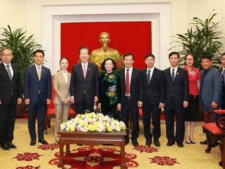 Truong Thi Mai, membre du Bureau politique, permanente du Secrétariat et présidente de la Commission d'organisation du CC du PCV (centre) et la délégation du Parti japonais Komeito. Photo: VNA