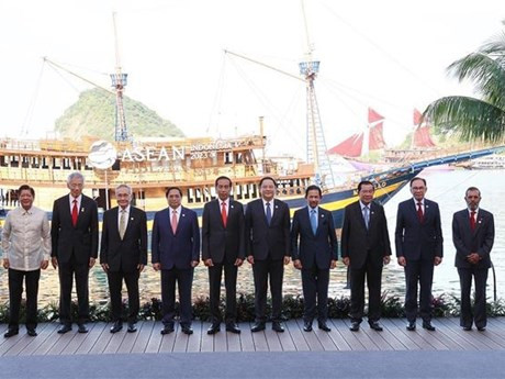 Le Premier ministre vietnamien, Pham Minh Chinh, et les chefs des délégations des pays de l'ASEAN prennent une photo ensemble lors du 42e sommet de l'ASEAN. Photo : VNA.