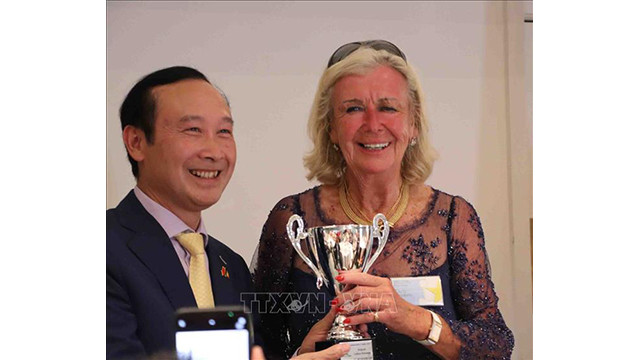 L'ambassadeur du Vietnam en Belgique, Nguyên Van Thao (à gauche) et Chris Geyskens (à droite). Photo : VNA.