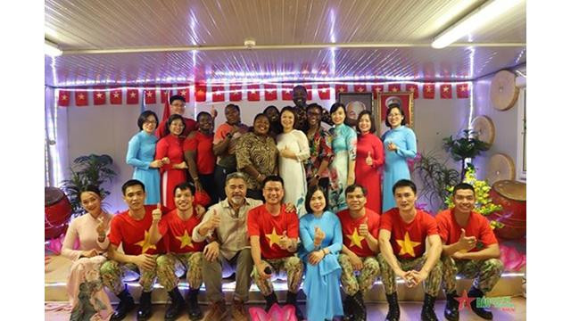 Les officiers vietnamiens déployés à la MINUSS organisent une cérémonie en l’honneur de la Fête nationale vietnamienne. Photo : VNA.