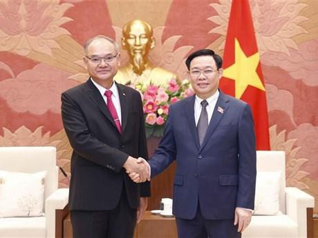 Le président de l’Assemblée nationale (AN), Vuong Dinh Huê (droite) et le général Singsuk Singpai, premier vice-président du Sénat thaïlandais. Photo : VNA