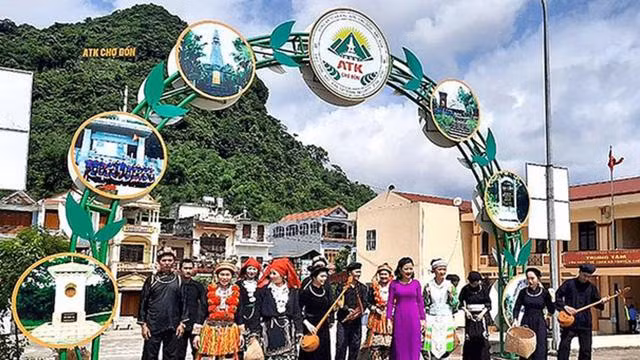 Promotion du tourisme à ATK Cho Dôn, district de Cho Dôn, province de Bac Kan. Photo : NDEL.