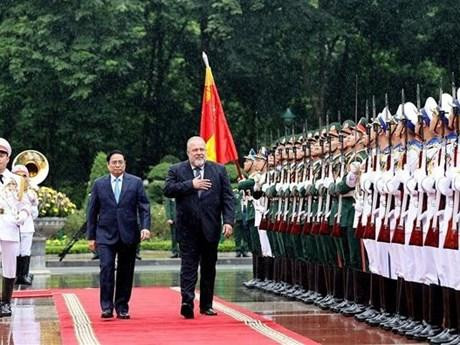 Le Premier ministre Pham Minh Chinh (droite) et son homologue cubain, Manuel Marrero Cruz. Photo : VNA.
