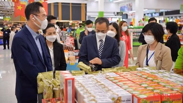 L’ambassadeur du Vietnam en Thaïlande, Phan Chi Thanh au stand des produits. Photo: NDEL