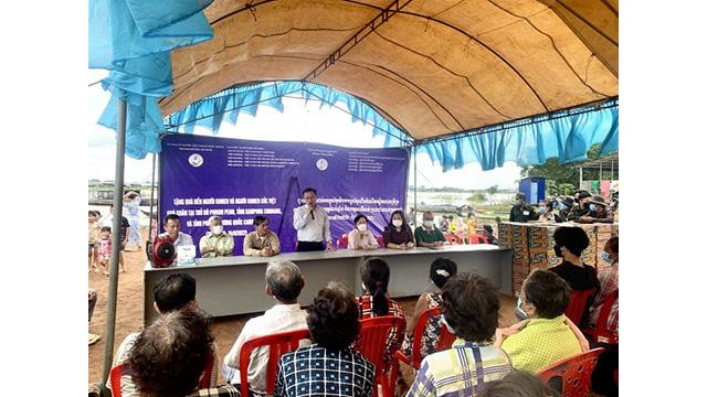 La vue général de la cérémonie de remise des cadeaux aux Vietnamiens d'outre-mer et aux Cambodgiens. Photo: thoidai.vn