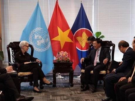 Le vice-premier ministre permanent Pham Binh Minh et la ministre indonésienne des Affaires étrangères, Retno Marsudi.Photo: VNA
