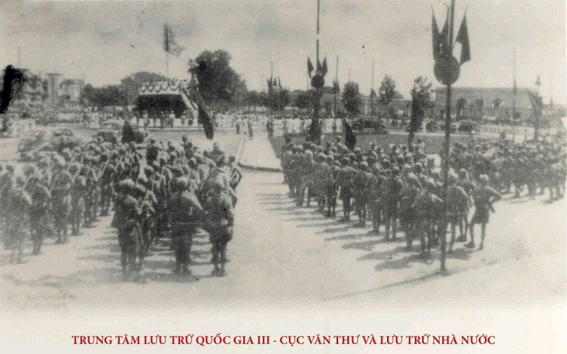 Célébration de la prise du Palais du Tonkin par le Viêt Minh, le 19 août 1945. Photo : Centre des Archives nationales III.