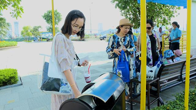 Les touristes laissent des sacs en plastique avant de débarquer pour visiter la baie de Ha Long. Photo: baoquangninh.com.vn