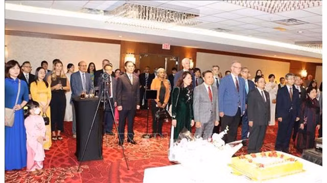 Des invités lors de la cérémonie à Vancouver. Photo: VNA