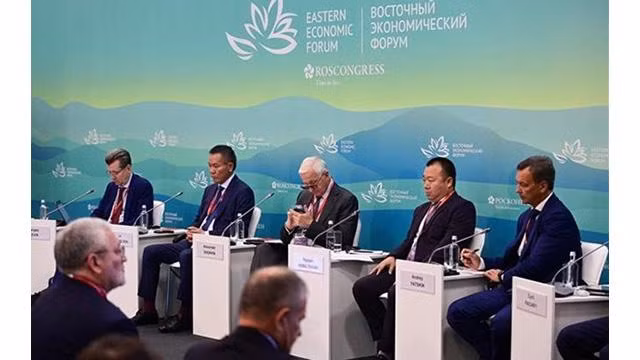 Des intervenants lors du dialogue. Photo: VNA