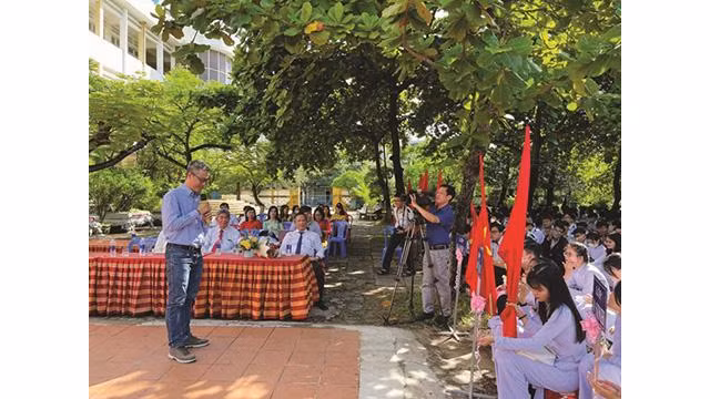 Le Pr. Phan Thành Nam s’entretient avec les élèves du Lycée d’excellence Luong Van Chanh. Photo : Duy Thanh/CVN