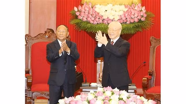 Le Secrétaire général Nguyên Phu Trong (à droite) et le Président de l’Assemblée nationale du Cambodge Samdech Heng Samrin, à Hanoi, le 13 septembre. Photo: VNA