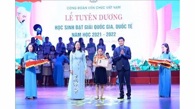 La Vice-Présidente Vo Thi Anh Xuân (au milieu, à gauche). Photo : VNA.