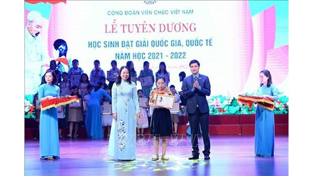 La Vice-Présidente Vo Thi Anh Xuân (au milieu, à gauche). Photo : VNA.