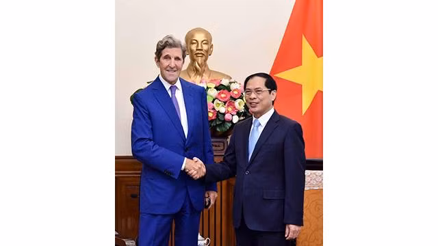 Le ministre des Affaires étrangères, Bui Thanh Son (droite), et l'envoyé spécial du président des Etats-Unis pour le climat, John Kerry. Photo: ministère des Affaires étrangères
