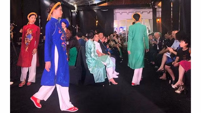 Représentation des "ao dài" du styliste Quang Hoa. Photo: NDEL.
