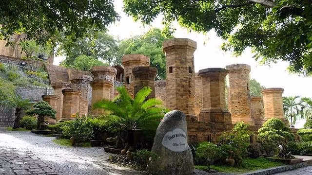 Ce monument s’appelle le Mandapa. Il est composé de quatre rangées de piliers en briques, dont dix grands piliers à l’intérieur et 12 autres plus petits et octogonaux à l’extérieur. Photo : VNA.