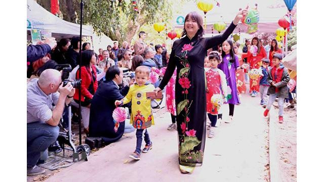 La représentation du "ao dài" lors de la fête de la famille en Belgique. Photo: VNA