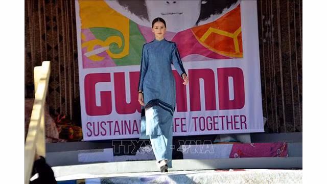 Le point culminant a été un défilé de mode d’ao dai, dont ceux de la styliste La Pham. PhotoM VNA