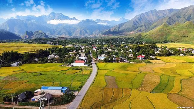 Le champ de Muong Than est comme un bassin entouré de montagnes. Photo : TTTTXTDL Lai Châu.
