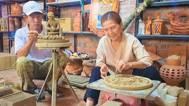 Création des motifs sur des produits en céramique. Photo : kinhtedothi.vn