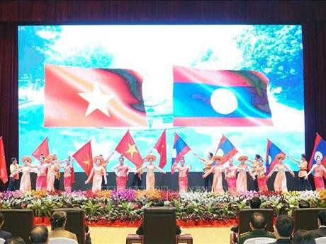 Spectacle marquant le 60e anniversaire de l'établissement des relations diplomatiques entre le Vietnam et le Laos. Photo: VNA