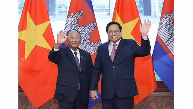 Le Premier ministre Pham Minh Chinh (à droite) et le président de l’Assemblée nationale du Cambodge Samdech Heng Samrin, à Hanoi, le 13 septembre. Photo: VNA