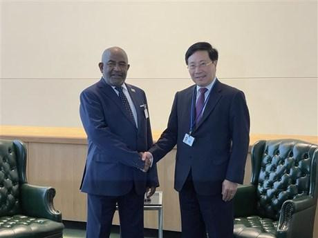 Le président des Comores, Azali Assoumani, et le vice-Premier ministre permanent Pham Binh Minh (à droite). Photo: VNA