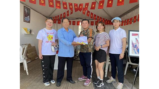 Le représentant de l'UEVF lui a offert un tee-shirt avec l’inscription « Tôi yêu Vietnam » (J’aime le Vietnam). Photo: baoquocte.vn