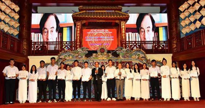 Remise de bourses Vallet à des élèves à Thua Thien-Huê. Photo : VNA.