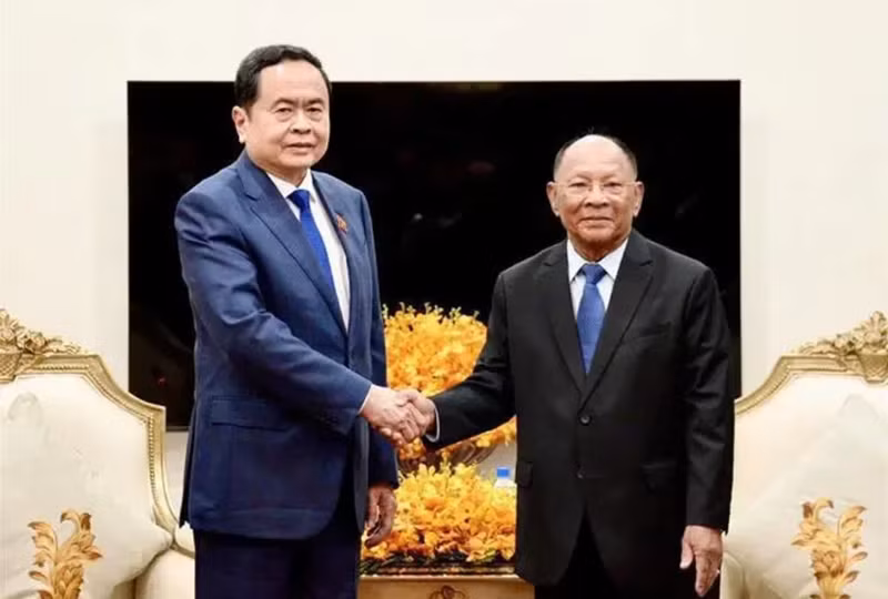 Le président de l'Assemblée nationale Tran Thanh Man (droite) et l'ancien président de l'AN cambodgienne Samdech Heng Samrin. Photo : VNA