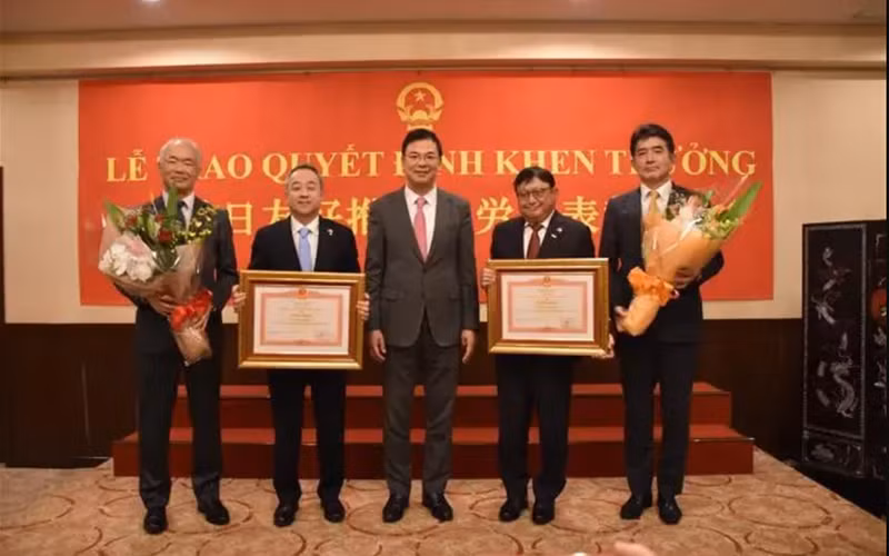 Lors de la cérémonie de remise des certificats de mérite du Premier ministre vietnamien à Sojitz Corporation et Sumitomo Corporation. Photo : VNA.