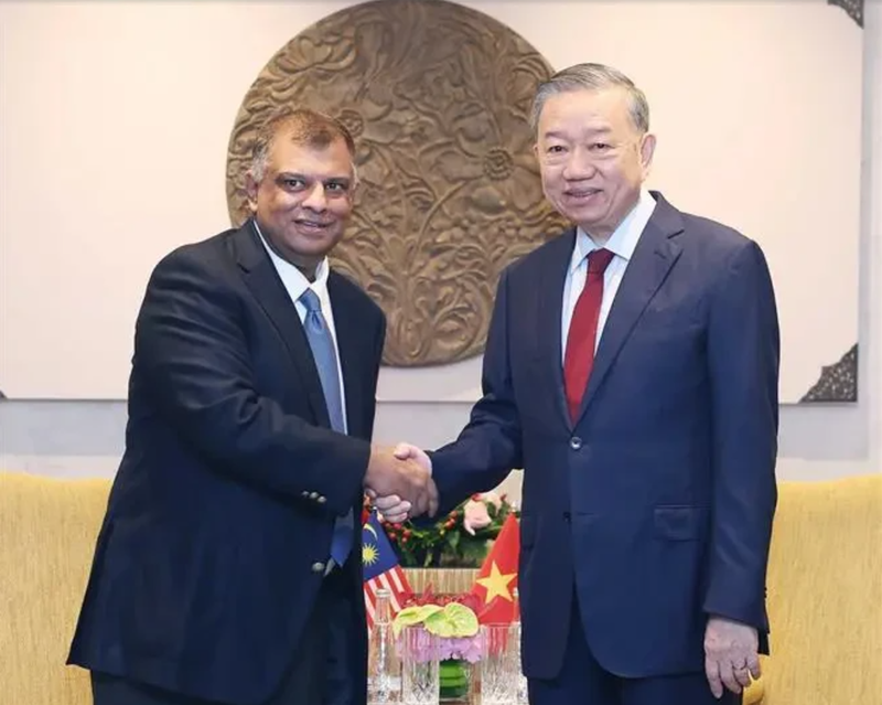 Le secrétaire général du Comité central du Parti communiste du Vietnam To Lam (à droite) reçoit Tony Fernandes, PDG de Capital A. Photo : VNA.